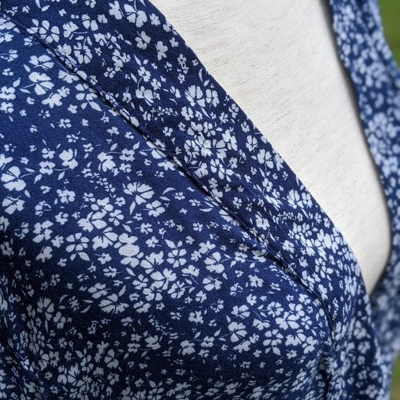 Lauren Conrad navy and white floral wrap. Med - Picture 4 of 5